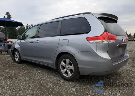 2013 Toyota Sienna Le z USA, uszkodzony, nr VIN 5TDKK3DC0DS295953